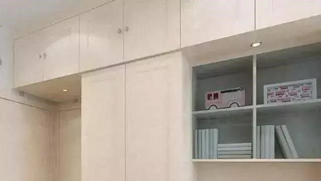 顶柜|衣柜别再做到顶了，我家用了半年就坏了，难怪老师傅家不这么装