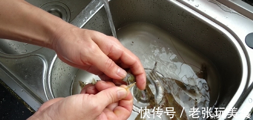 豆腐中打入2个鸡蛋，没想到这么好吃，鲜嫩味美，上桌汁都不剩
