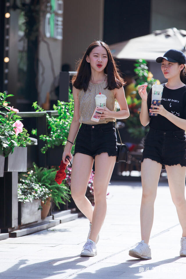 女人|街拍双十年华的女人总是美丽的,年轻是女人最大的资本