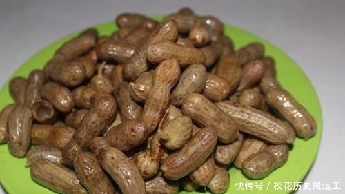 水煮花生时,不要直接下锅,煮前多做两步,花生更香更入味!