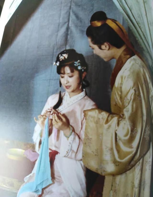 贵重的九龙佩|红楼梦贾琏为何把九龙佩送给尤二姐有一个说不出口的原因