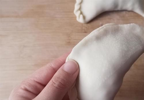 这菜春季正时令，鲜嫩多汁又实惠，5块钱3把，烙菜盒子就是香