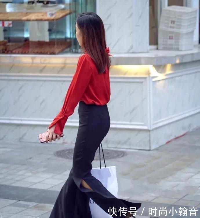 气质|气质女生的初秋穿搭,开叉阔腿裤+红色衬衫搭配,造型优雅大方