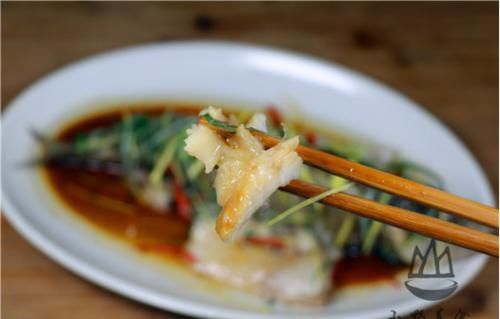 清蒸鲈鱼，有人放生抽和有人放蒸鱼豉油，都不对！这才是正确做法