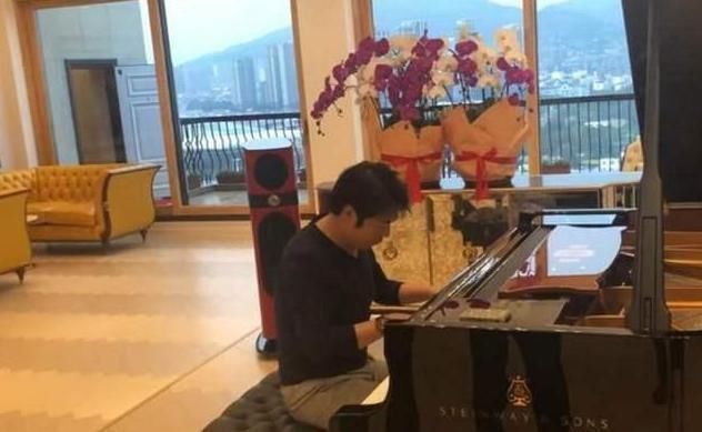 钢琴|晒晒郎朗住的豪宅,光客厅就有三层楼高,楼梯设计超像钢琴键