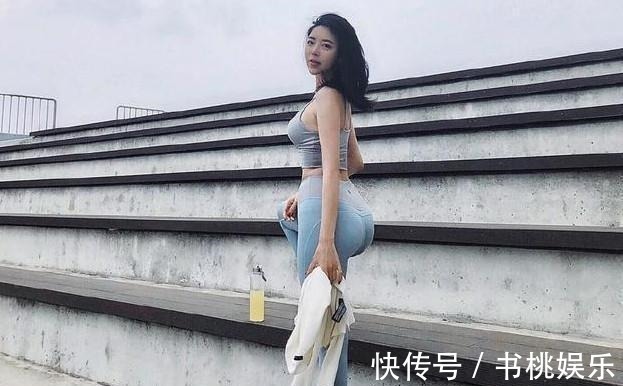 腿型 楚楚动人的打底裤小姐姐,整体搭配显得潮范十足,尽显高挑身形