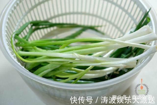 面团|葱油饼最好吃的做法,又香又软,一分钟一个,看看你喜欢吃不