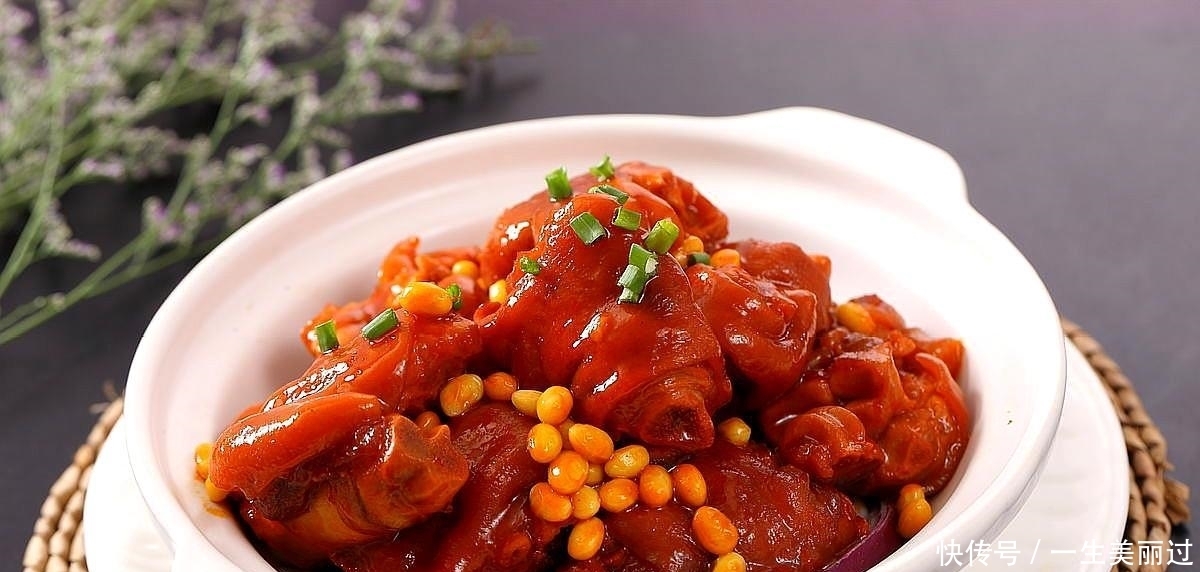 女人上了年纪后,这菜一定要常吃,满满胶原蛋白,皮肤越来越细致