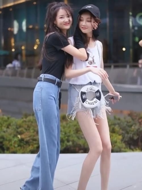 同身形闺蜜出街，终于知道穿长裤和穿短裤的区别差距一目了然