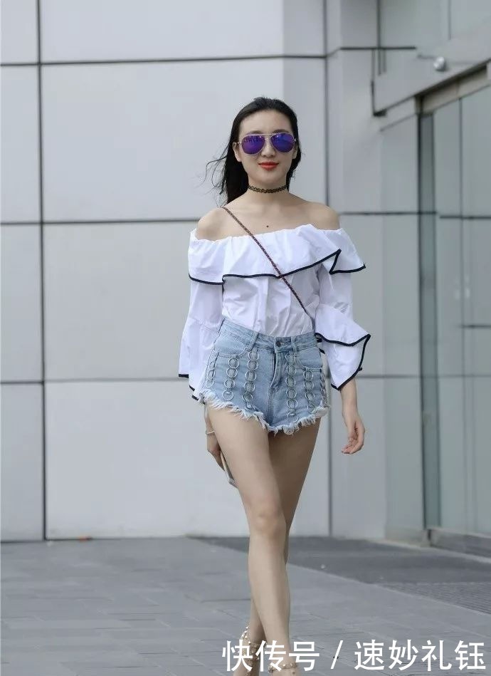  享受|美女搭配一双简单款的高跟凉鞋，享受着时尚的气氛环绕