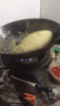 |搞笑GIF：姑娘 虽然你长得挺好看 但你进门的样子我还是笑出了声
