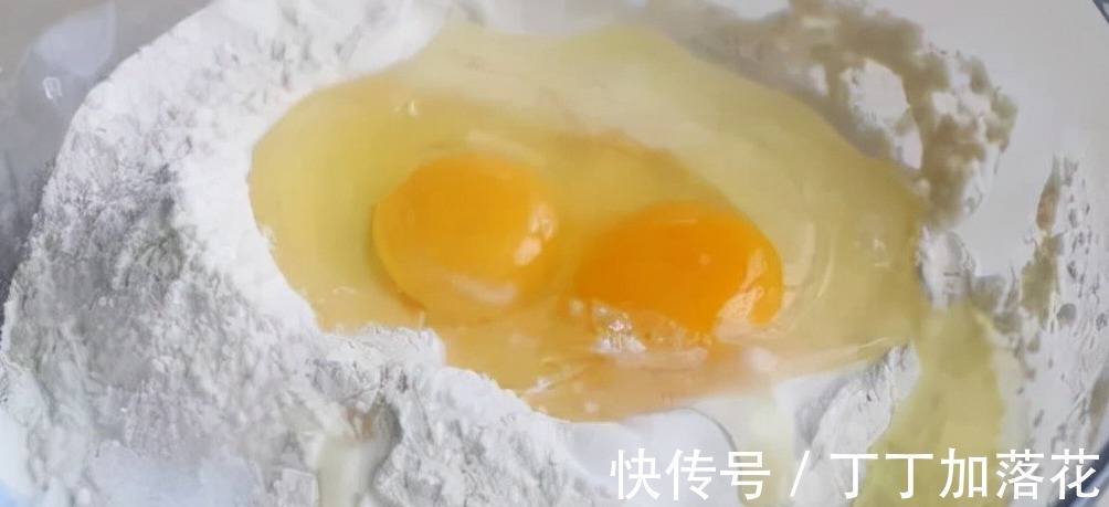 煮饺子,不要开锅就直接丢进去,牢记3点,饺子不破皮不粘还好吃!
