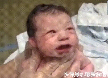 “爱笑新生儿”火了,对着医生眨眼笑,网友:快拍哭他