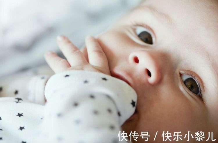 长牙|宝宝的“吃手”爱好不能任其发展,家长不及时干涉,会引起麻烦事