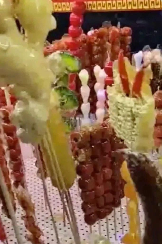 辣条|猪蹄、辣条、方便面......“暗黑”糖葫芦火了！