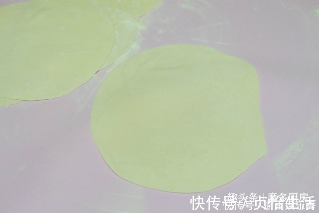 菜盒子薄皮大馅特好吃，面粉不用开水烫，放多久都不会硬！