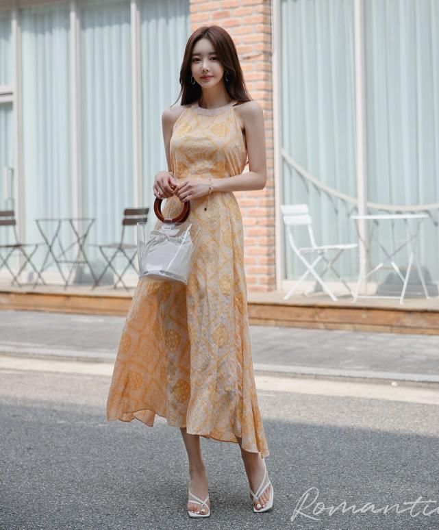 孙允珠鲜橙挂脖无袖不规则长裙,打造夏日清凉穿搭