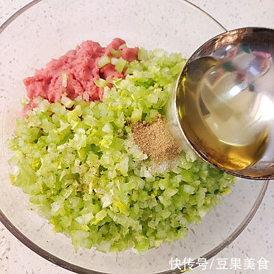 保鲜膜|无敌下饭的芹菜牛肉饺子，胃口全开