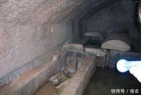 古墓|老大爷挖水沟时挖出一个古墓,当伸头探望时,发现里面另有蹊跷