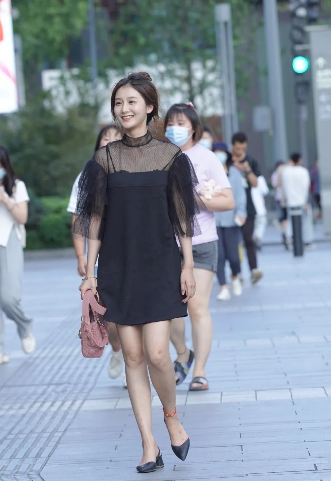 女生们 凸显迷人风采的服装搭配,散发出优雅的气息,回头率超高