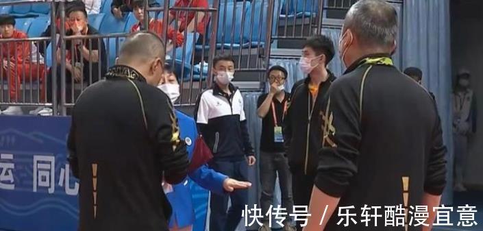 比赛|全运会突发意外，球员捂鼻逃离现场，裁判团队商议后中断比赛