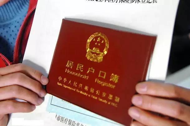 名字|爸爸姓“有”,爷爷给三胞胎取名字,邻居听后直呼:这名字真霸气