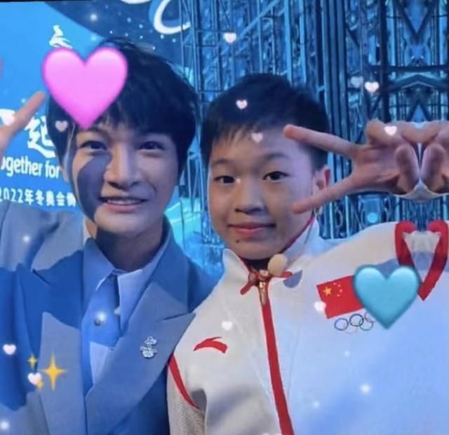 排面!全红婵首次登台唱歌,央视给5秒特写镜头,明星都没这待遇