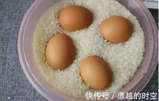 礼拜|往大米中塞入鸡蛋,一个礼拜后,没想到是变成这样……