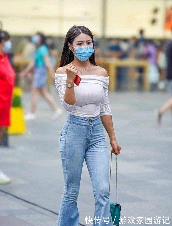 美女 美女穿一字肩搭紧身牛仔裤,展现性感时尚魅力!