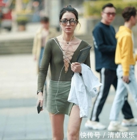 绑带 绿色开领绑带上衣搭配短款裙,精致优雅,设计感满满