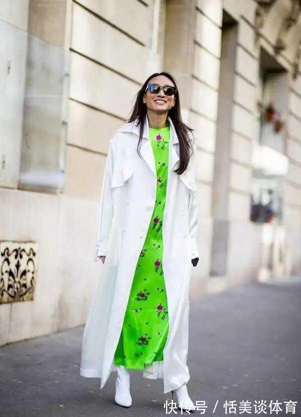 亮色系|邓文迪越老越“作妖”,穿柠檬黄连衣裙配冲天辫,芭比粉唇太抢镜