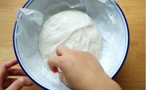 家常葱油饼这样做最好吃,掌握这2个秘诀,柔软多层,凉了也不硬