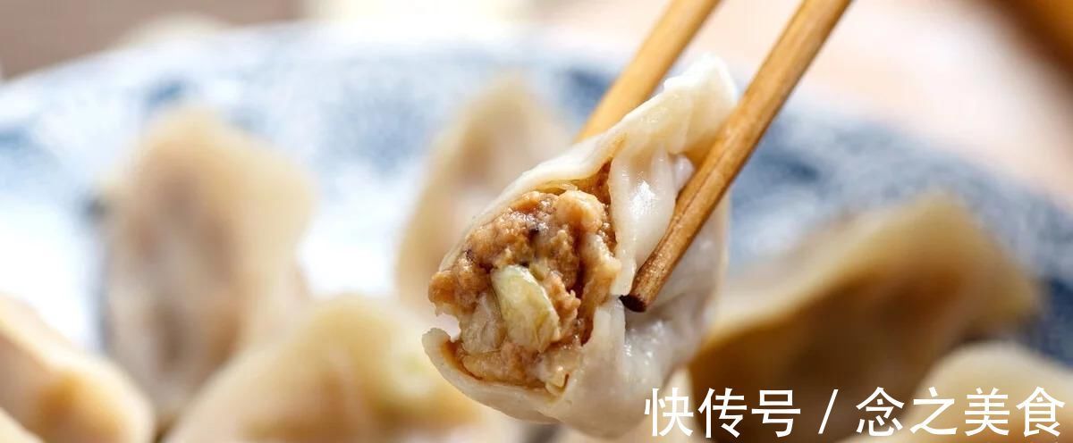 速冻水饺|超市里很便宜一袋的速冻水饺是怎么做的?人工的吗?