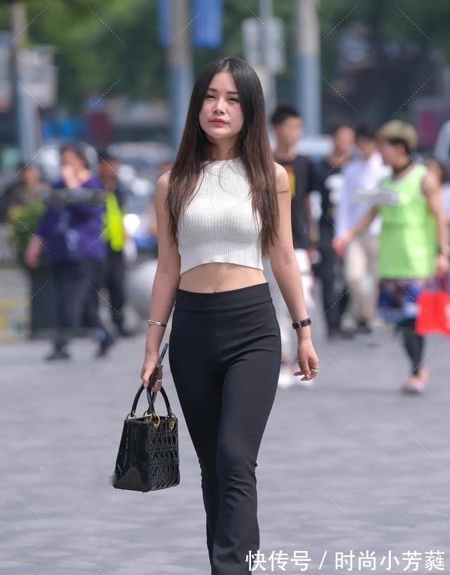 穿衣搭配 白色无袖衫、黑色喇叭裤，用最简单的方式，搭配出了最亮眼的穿搭