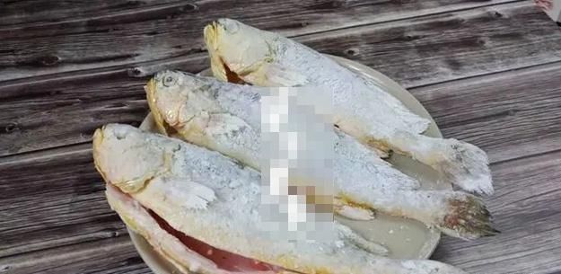  浓香|做雪菜烧黄鱼时要记住这两个技巧，成品汤汁浓香，鱼皮焦鱼肉嫩