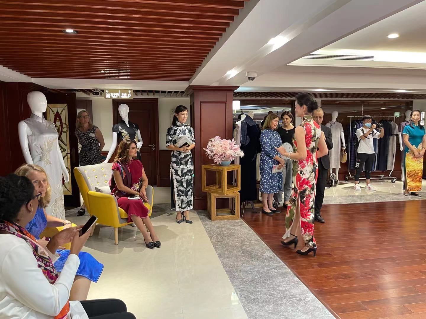 上海市人民对外友好协会&穿旗袍、看昆曲、做点心，一场海派文化体验活动为啥吸引了这么多外国人？