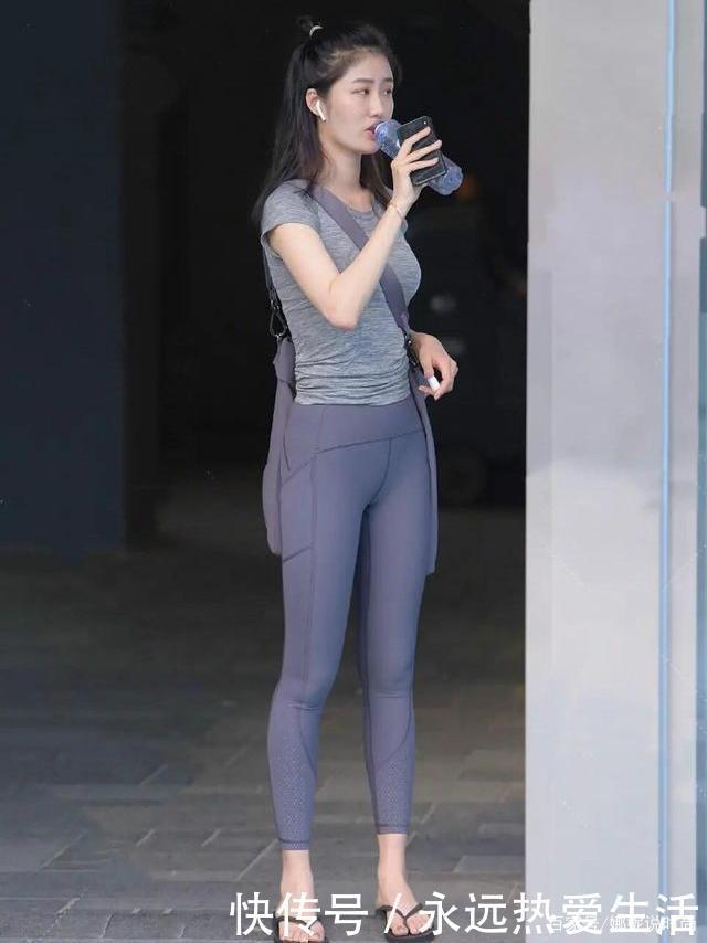 舒适|穿着打底裤,点缀着优雅的复古气息,尽显柔美