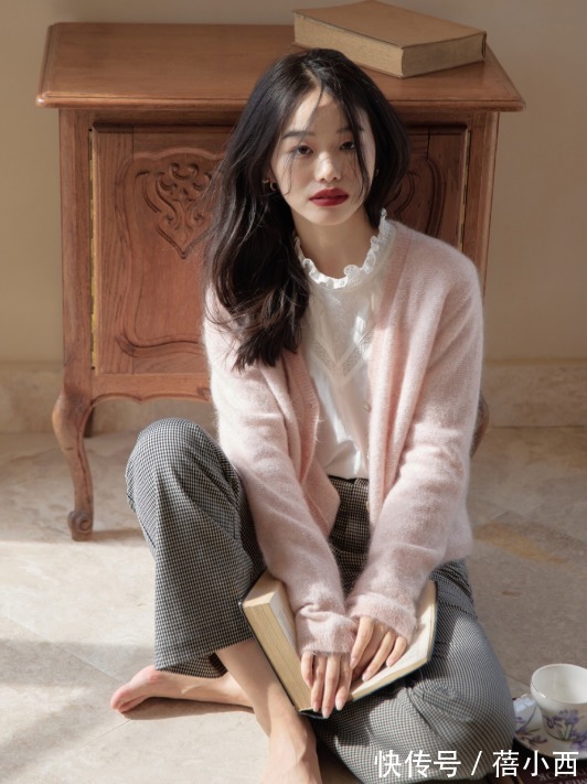 小姐姐|谁说“奶奶衫”很老气?那是你不会搭,这些时髦搭配思路一定要学