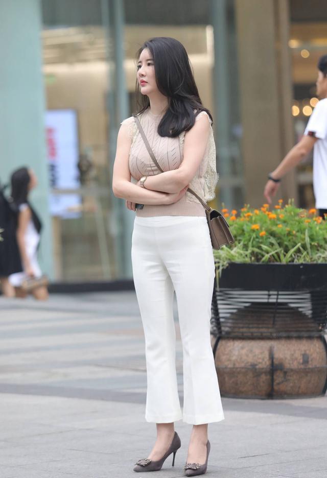 气质型辣妈，白色的小喇叭裤，穿出了温婉动人的美，恬静又迷人