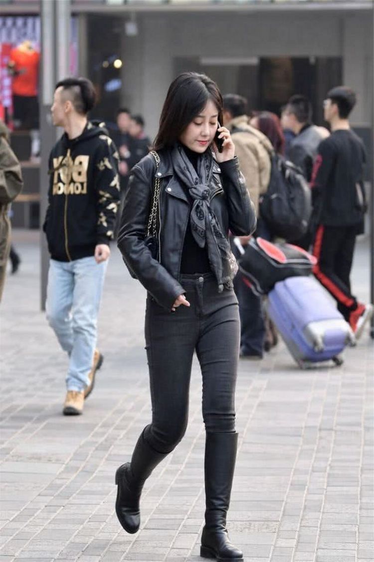 姐妹花|街拍美女:姐妹花玩转“复制黏贴”版穿搭,网友:美得没差异