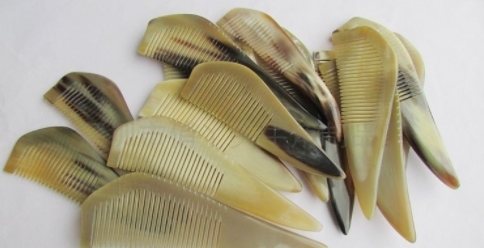 价格|地摊上几元一把的牛角梳,是什么制作的?看完再也不敢买了