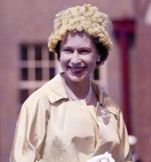 金色|这位94岁的女王不换衣服和珠宝佩戴金色欢乐胸针是点睛之笔