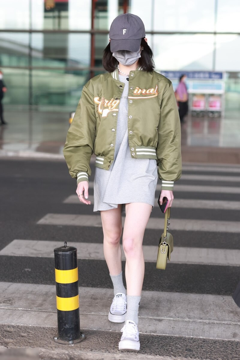 搭配 棒球服搭配要注意些什么? 短上衣不要配紧身裤, 搭配短裤很美