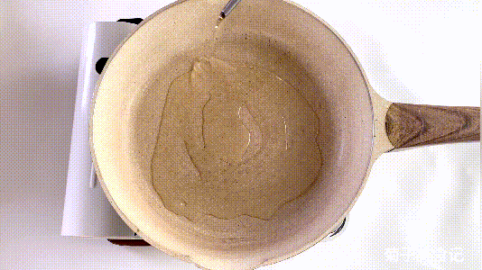 手指|酸甜可口的糖醋排骨,小火炒糖色,好吃到舔手指