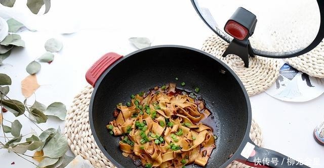 天越冷,这个菜在我家越受欢迎,辣味的豆皮炖起来