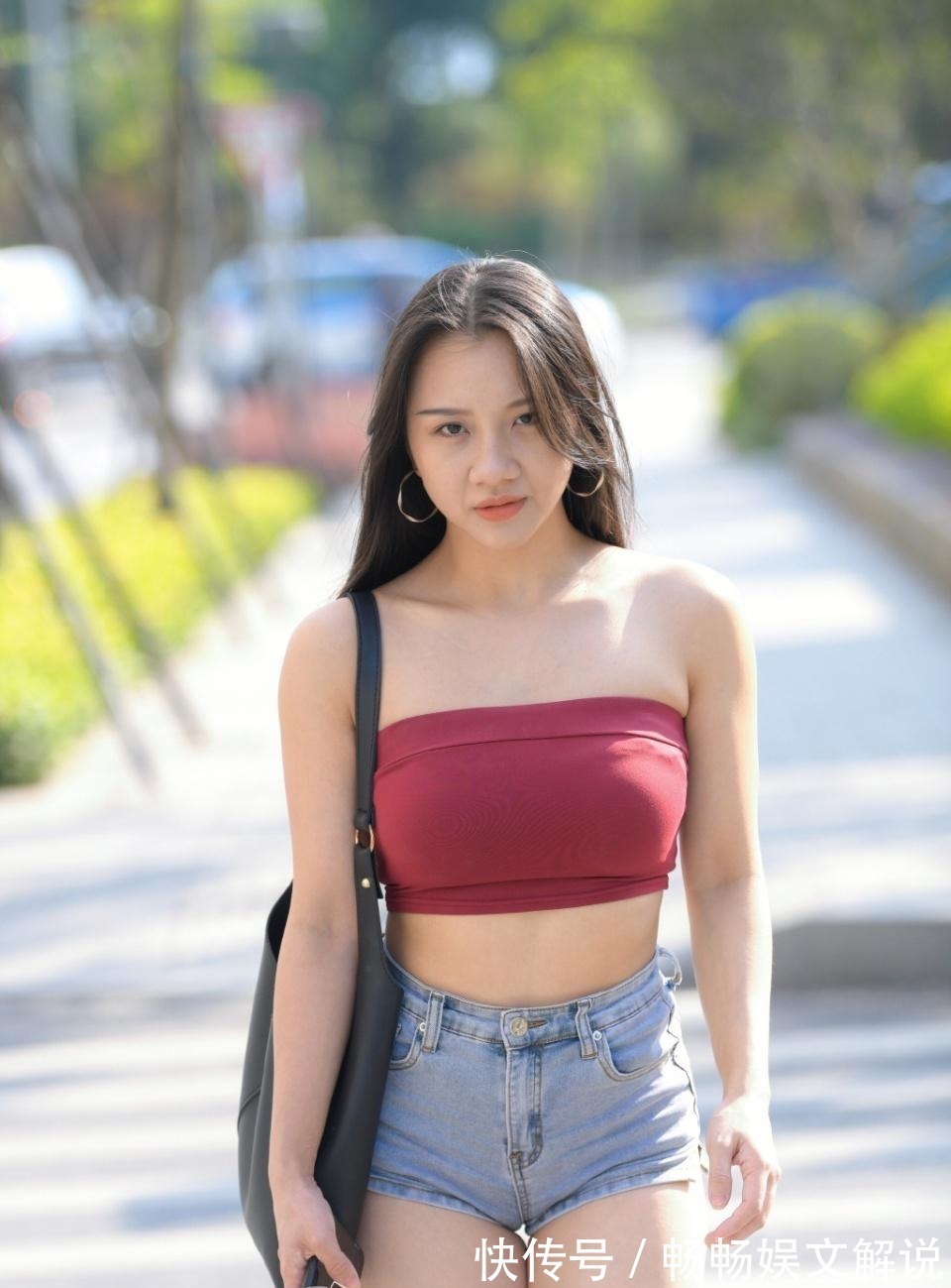 高跟鞋 对自己“够狠”,别人是穿高跟鞋,姐姐是直接绑腿上!