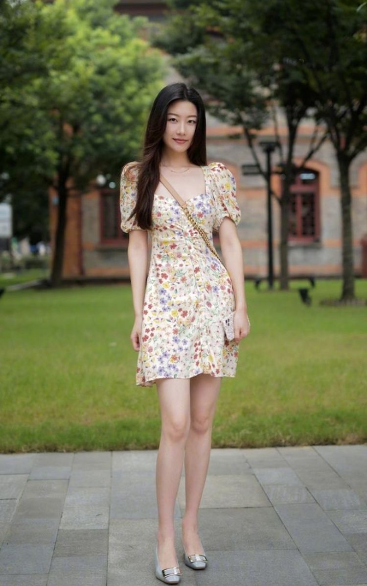 小蛮腰|街拍美女：牛仔热裤搭配短袖紧身衣，小姐姐尽显时尚靓丽气质