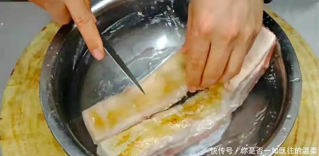 红烧肉|做红烧肉,最忌焯水和用水炖了,教你一招,肥而不腻,太解馋了!