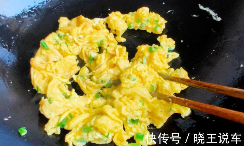 吃了30年炒鸡蛋,才知道直接下锅炒不对!这么炒鸡蛋又香又软嫩