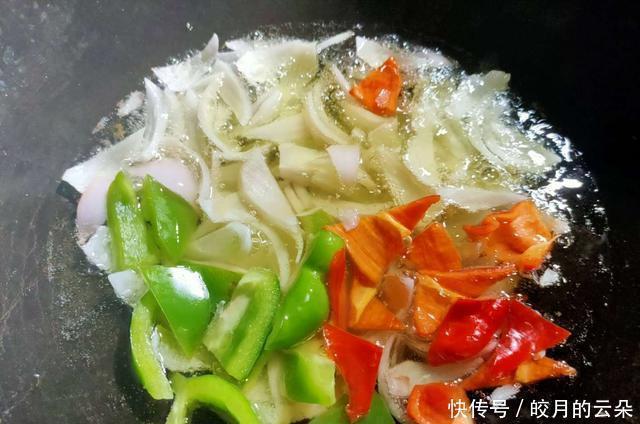 鸡蛋|洋葱是个宝,营养丰富降血压,加它一起炒,比番茄鸡蛋还简单